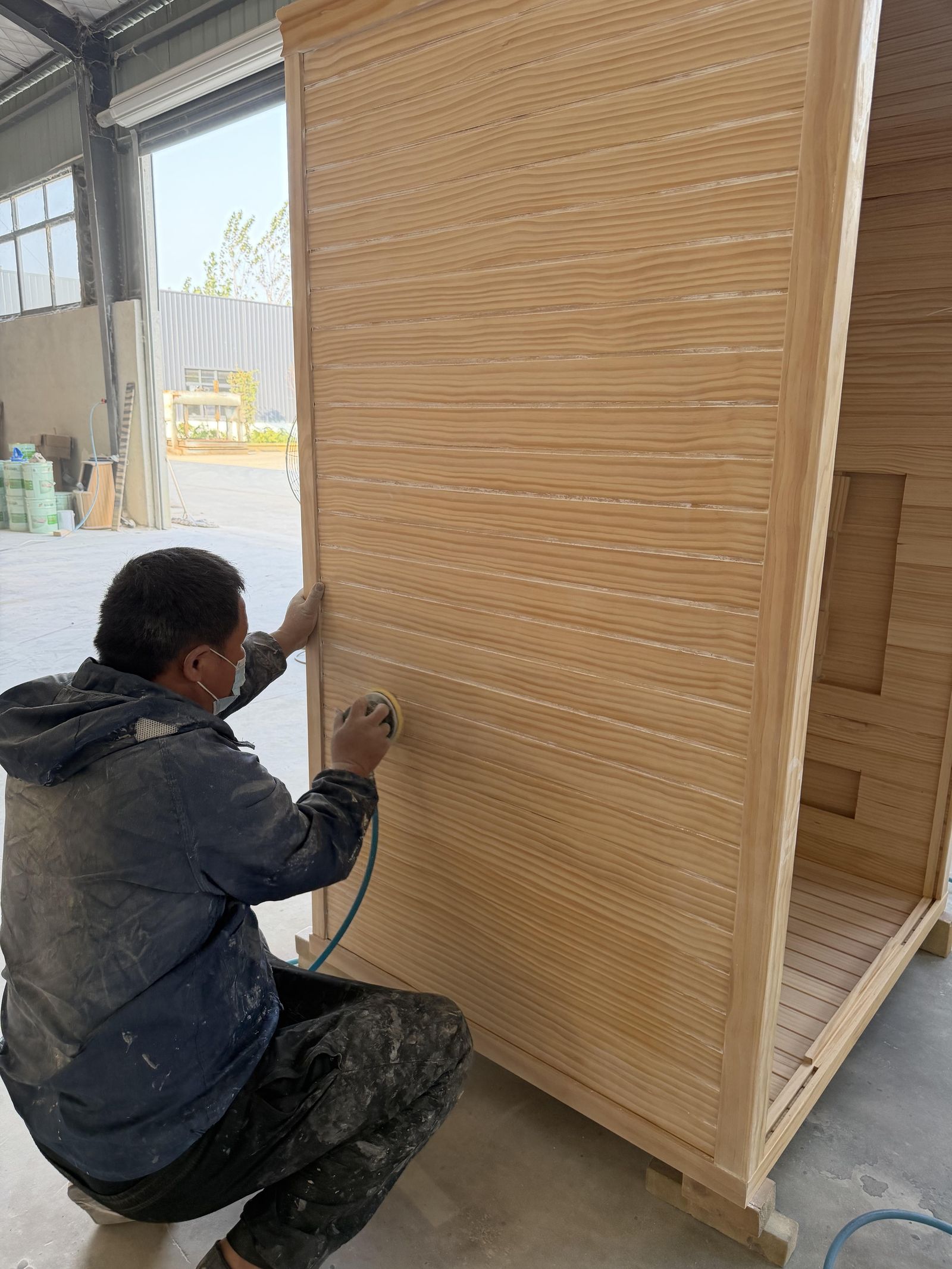 Panel sanding and detailing at the partner base